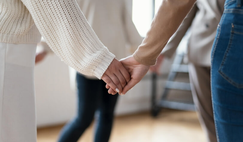 close-up-people-holding-hands